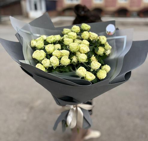 Букет Белые кустовые розы Солинеро в Дергачах
