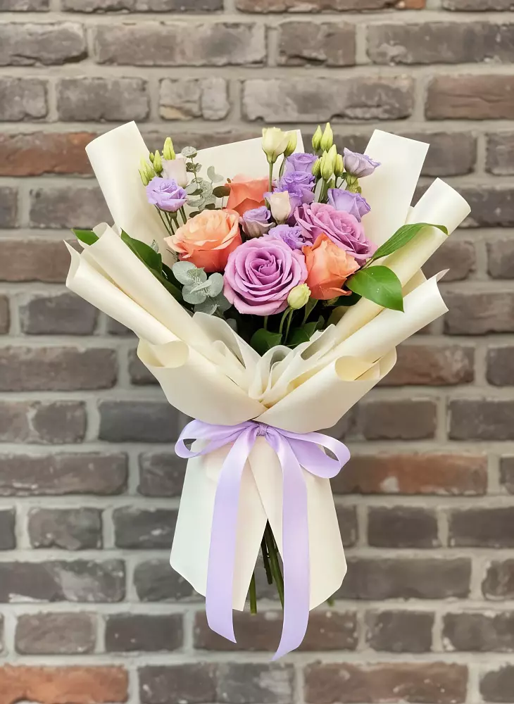 Букет цветов из: Лизиантусы и Розы в Дергачах