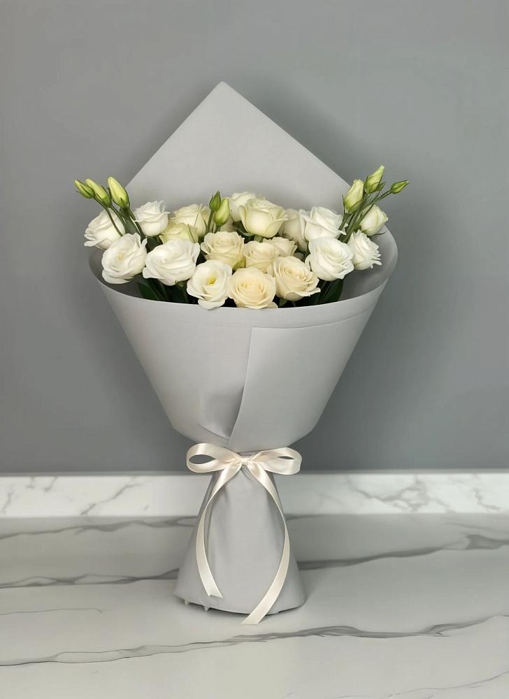 Букет цветов из: Розы и Лизиантусы в Дергачах