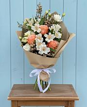 Букет цветов из:  Альстромерии, Лизиантусы, Розы и Хризантемы в Дергачах