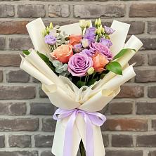 Букет цветов из:  Лизиантусы и Розы в Дергачах