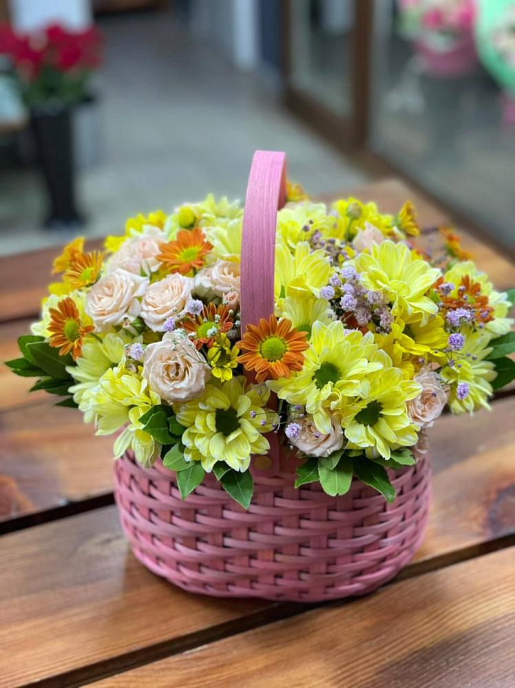 Цветочная композиция из Хризантемы и Розы в корзине в Дергачах