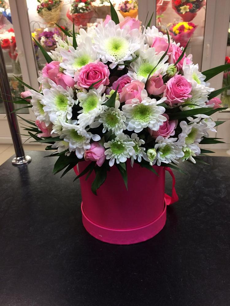 Цветочная композиция из Розы и Хризантемы в шляпной коробке в Дергачах