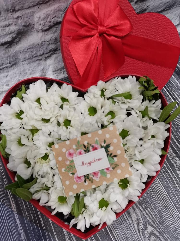 Цветочная композиция из Хризантемы в виде сердца в Дергачах