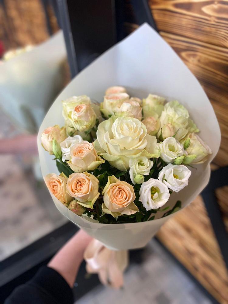 Букет цветов из: Розы и Лизиантусы в Дергачах